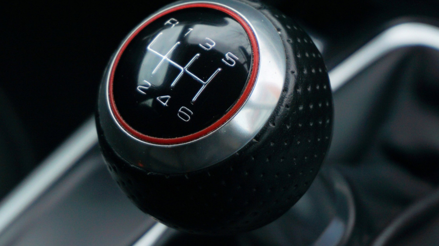 Переключение передач шваброй обернулось для водителя автобуса штрафом