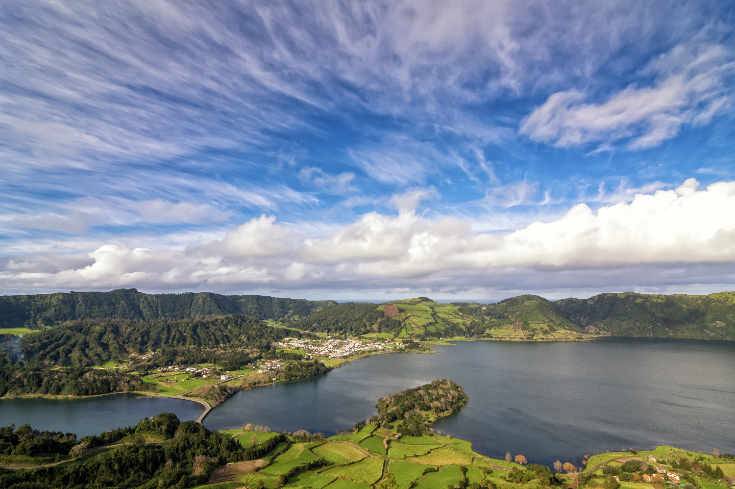 В погоне за гигантской волной! Часть 5.3. К вулканическим озерам Сете Сидадеш. Дубль 2. 