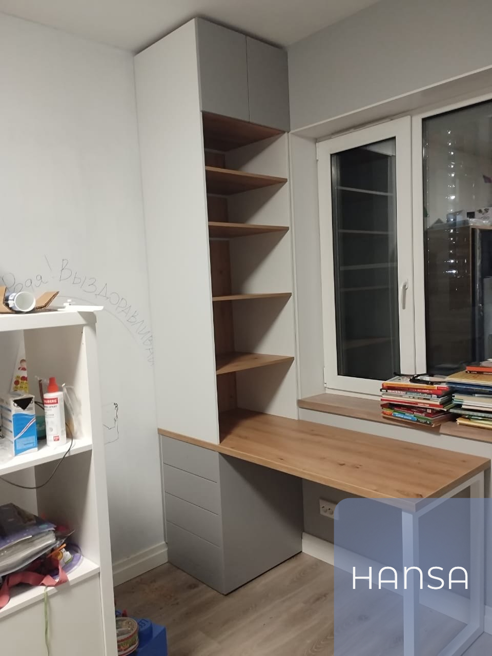 Письменный стол у окна на заказ в Петербурге от Hansa Mebel
