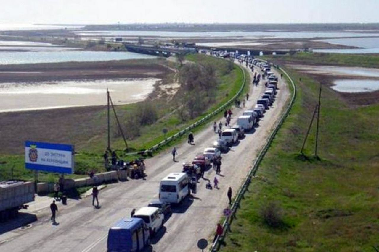 Посмотрите - Украинцы рвутся в Крым: на границе образовались многокилометровые очереди видео Посмотрите - Украинцы рвутся в Крым: на границе образовались многокилометровые очереди видео