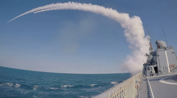 Корабли Черноморского флота отработали в Черном море отражение ракетного удара