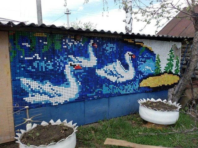 Сразу и не подумаешь, что все это сделано из обычных пластиковых крышек!