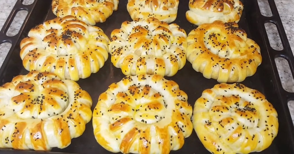 Невероятно нежные, вкусные пирожки из простых ингредиентов поразят Ваших гостей