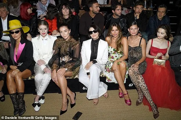 Короткая стрижка Моники Белуччи произвела фурор на миланской Неделе моды Короткая стрижка Моники Белуччи произвела фурор на миланской Неделе моды супер