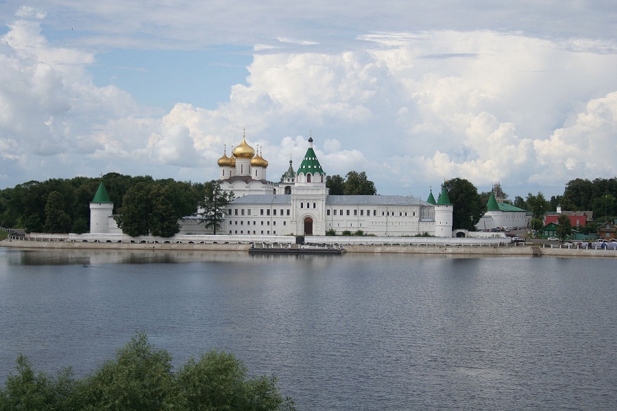 Ипатьевский монастырь. Вид со стороны старого русла реки Костромы