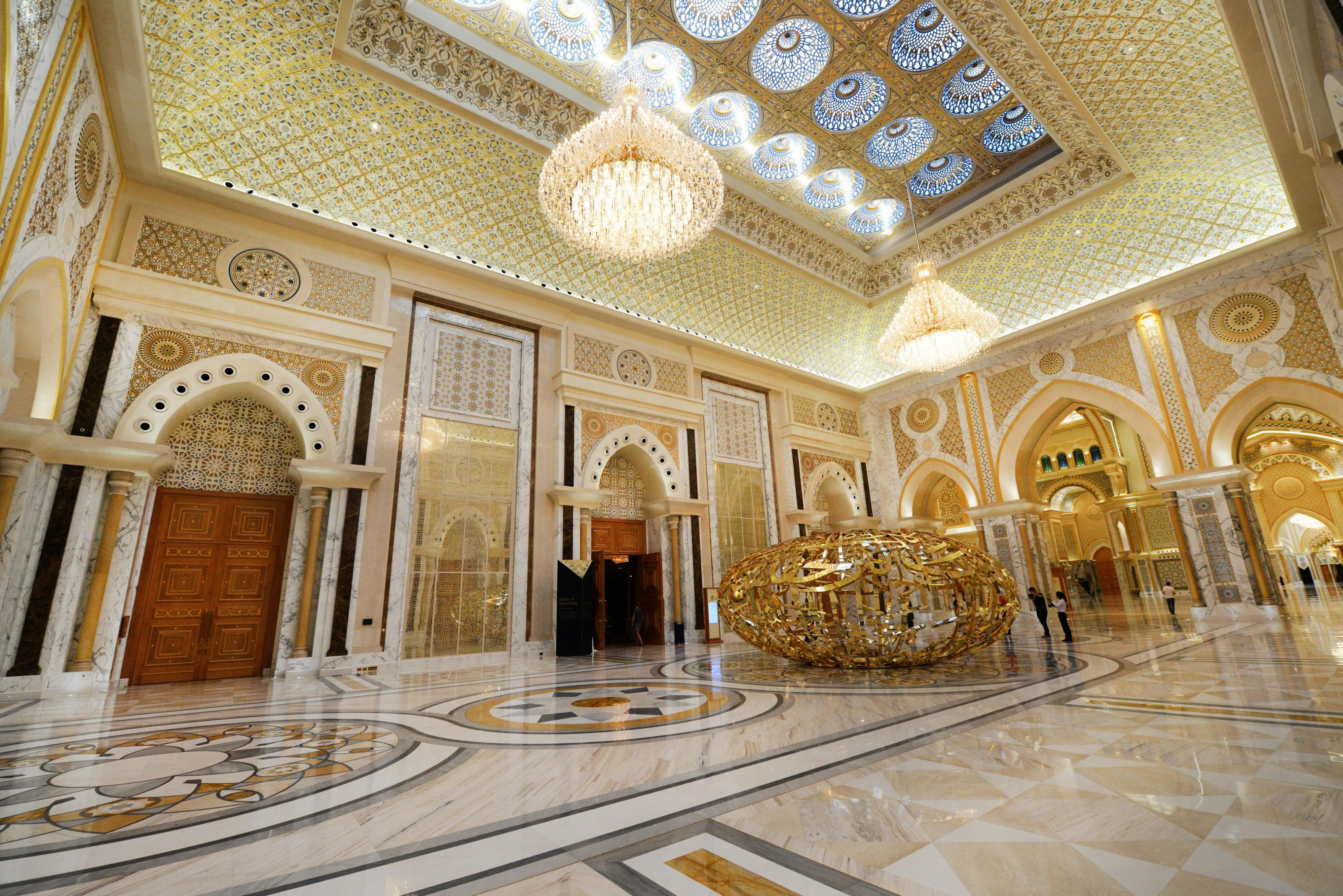 1788 комнат, 257 ванных, и все в золоте: как выглядят роскошные дворцы шейхов только, долларов, шейха, построен, дворец, состояние, оценивается, своих, самых, прямо, которые, личное, который, является, султана, человек, более, главной, гостей, можно