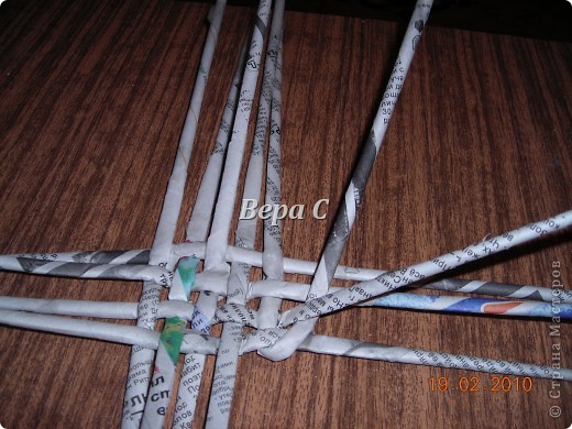Давно уже плетем из газеты,выставляем на обозрение.А когда спрашивают как это делать,отправляем на другие сайты по ссылкам. Вот при очередном плетении горшка под цветы решила,чтобы у нас был свой мастер-класс по плетению корзиночек. фото 6