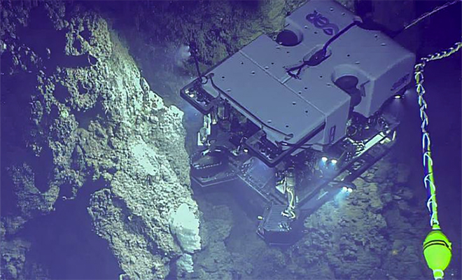 На склоне подводного вулкана у берегов Аляски обнаружили артефакт, похожий на золотое яйцо или сферу