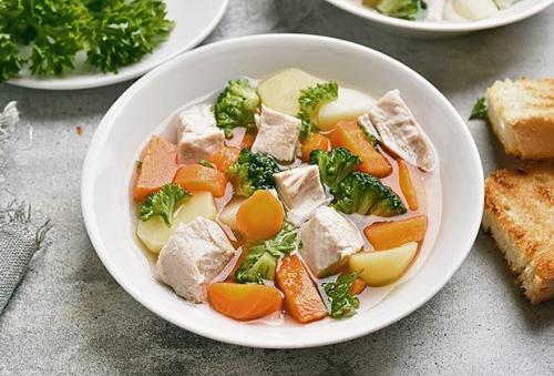 Грудка куриная отварная без кожи: полезные свойства и простые рецепты