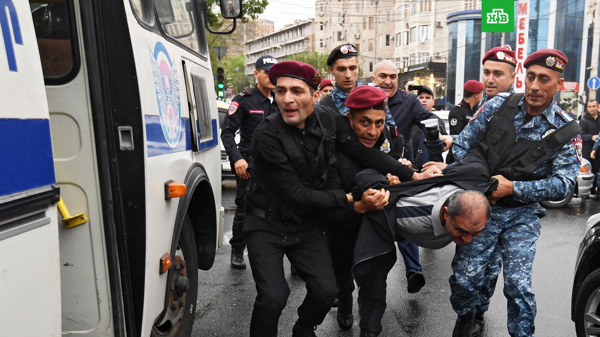 Марш в ереване. Полиция Армении. Протесты в Ереване. Милиция и полиция. Полицейский человек.