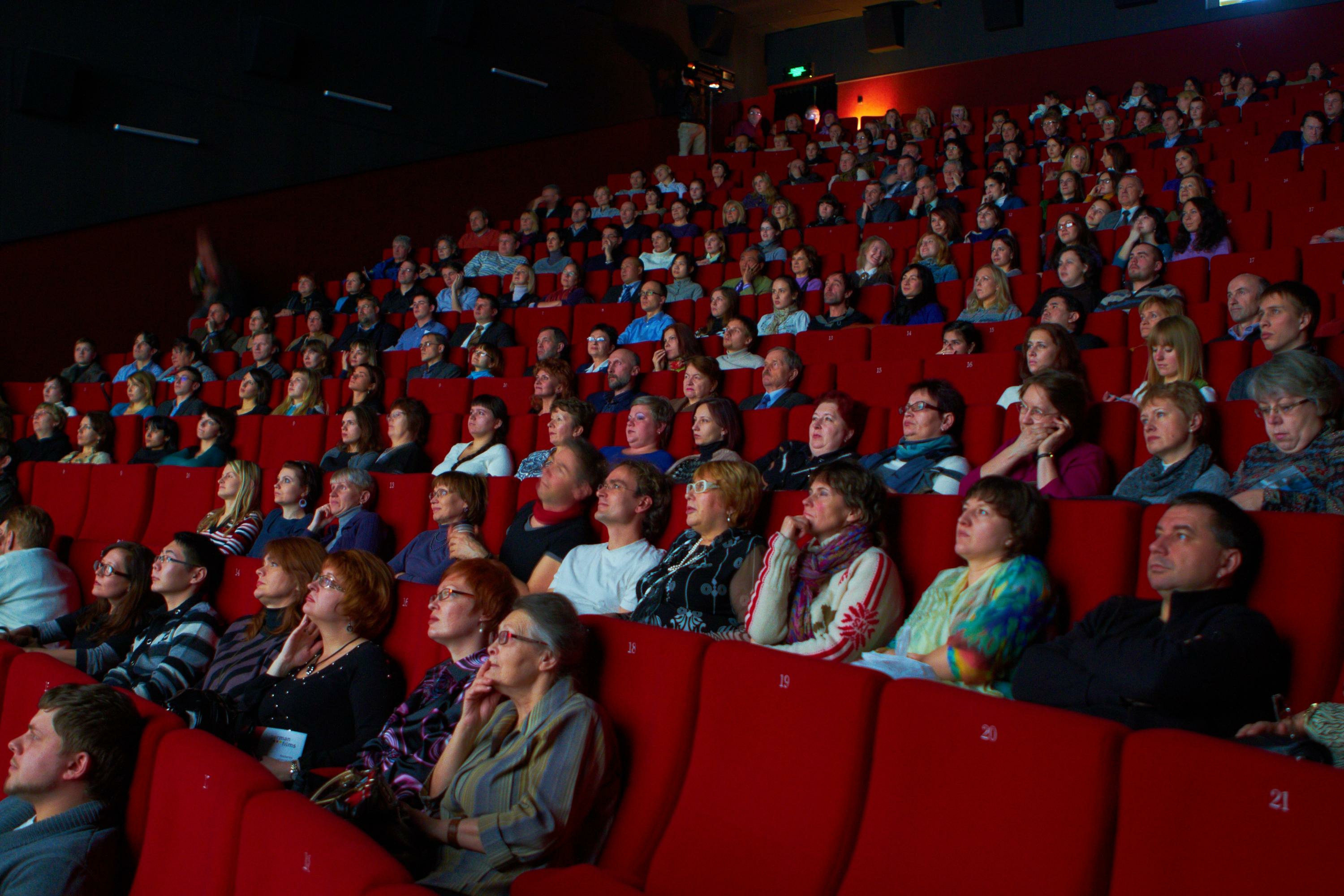 When cinema. Зрители в кинотеатре. Зрители в зале кинотеатра. Российские кинотеатры. Зрительный зал кинотеатра со зрителями.