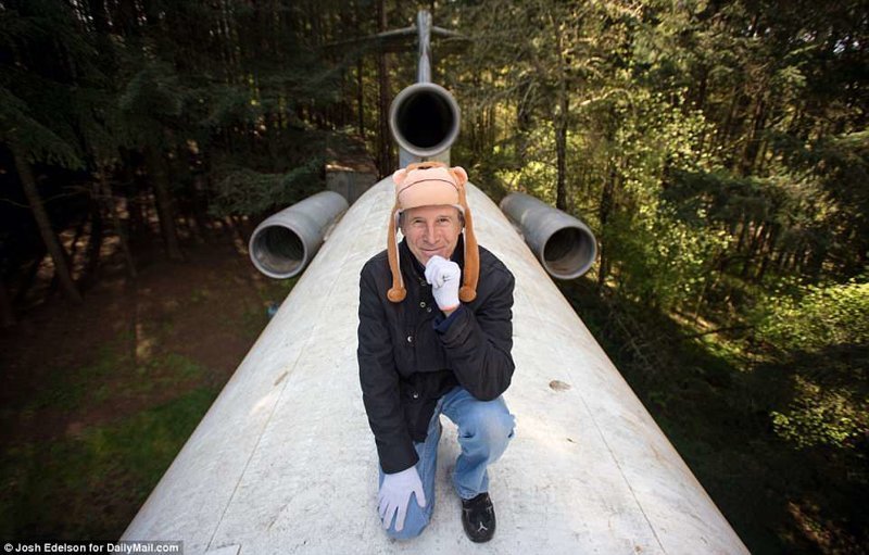 В 2003 году пенсионер из США Брюс Кэмпбелл купил списанный самолёт Boeing 727-400, и сделал из него "холостяцкое логово" жизнь в лесу, интересные люди, истории, люди, пенсионер, самолет, сша, фото