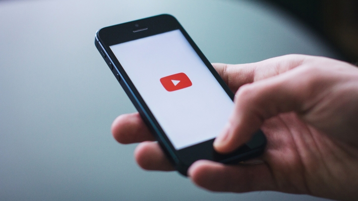 За день на YouTube просматривается один миллиард часов видео