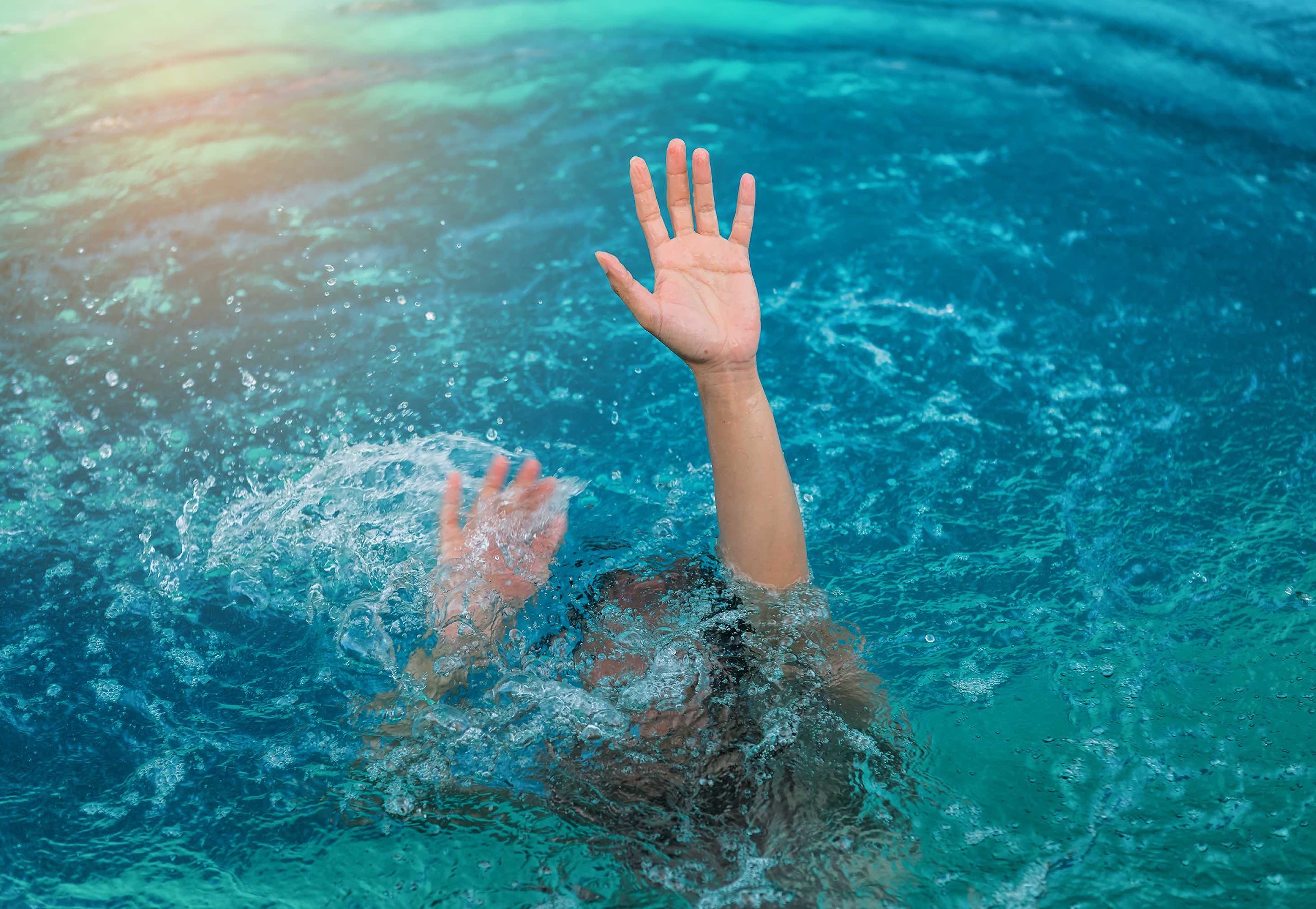 Страх утонуть. Тонущий человек. Человек тонет в воде. Девочка тонет в море. Человек тонет в бассейне.