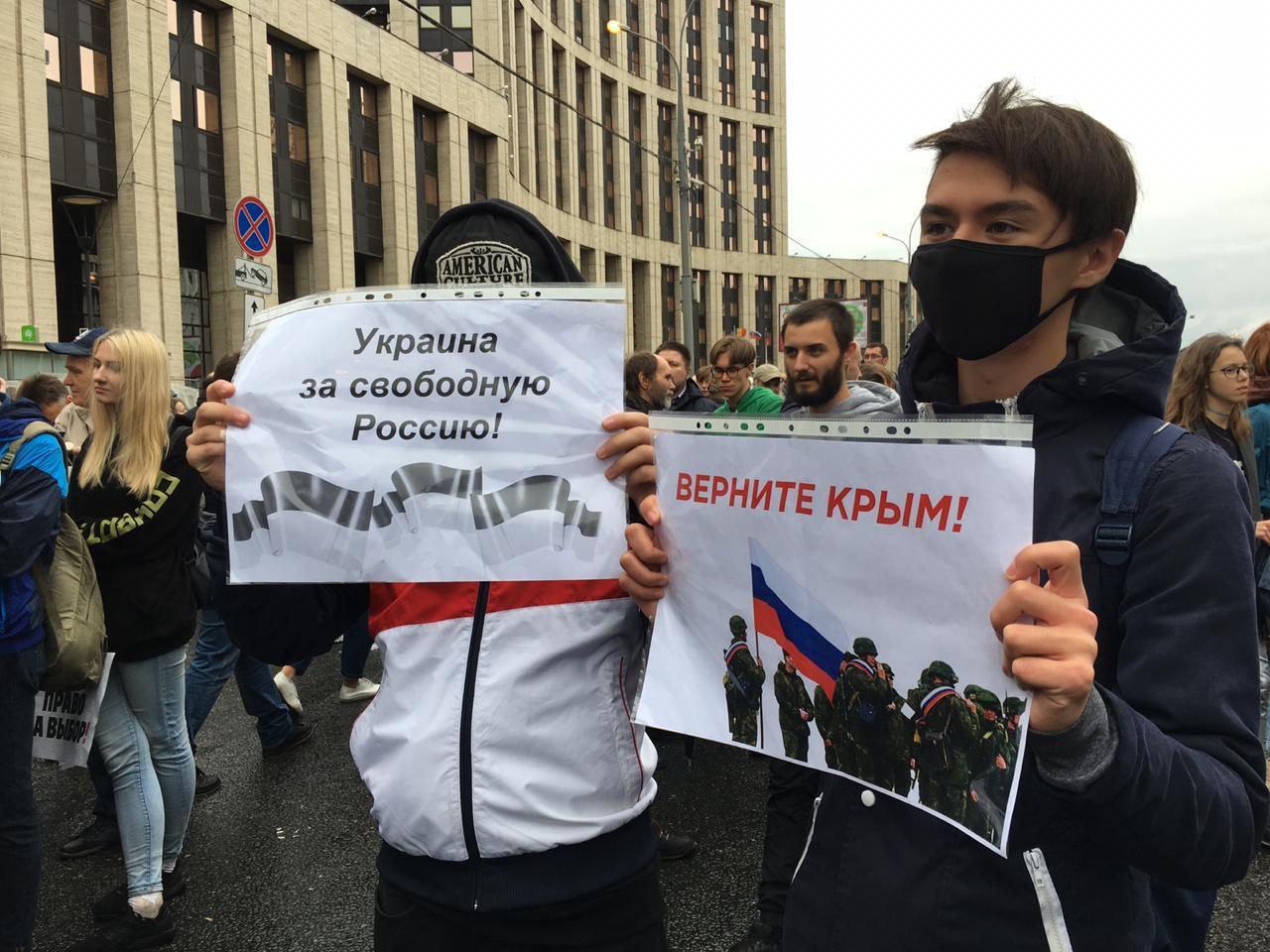 На московском майдане уже под 50 тысяч человек – драка за флаг Украины