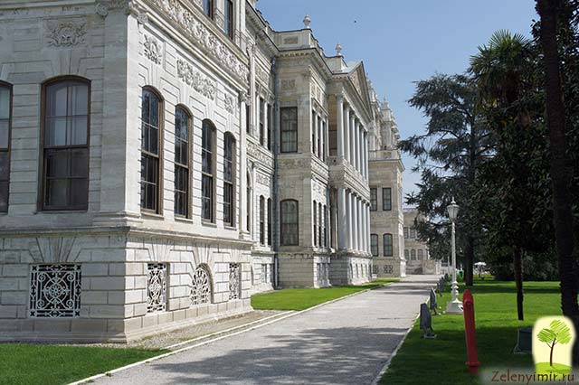Дворец турецского султана «Долмабахче» в Стамбуле, Турция 