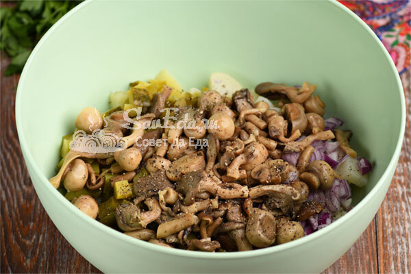 Картофельный салат с маринованными грибами. Просто и вкусно (рецепт с фото) салат, грибы, можно, вкусу, огурцы, грибами, репчатый, получается, нарезаем, Маринованные, картофель, салатник, небольшие, зеленый, взяла, укроп, зелени, количество, большое, добавляем