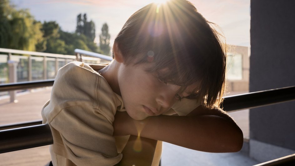 У мальчика кружится голова от теплового удара