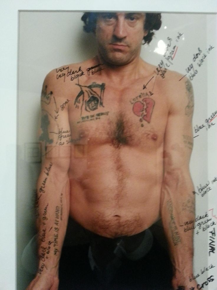  Мартин Скорсезе примеряет потенциальные тату на Роберте Де Ниро для фильма "Мыс страха", 1991 год известные, люди, фото
