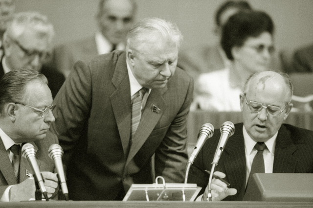 Лев Зайков, Егор Лигачёв и Михаил Горбачёв. 1988 год