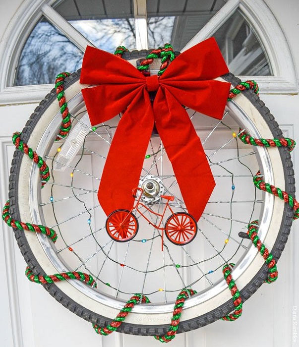 Непростой рождественский венок выполнен в очень необычном стиле и украшен колесом.