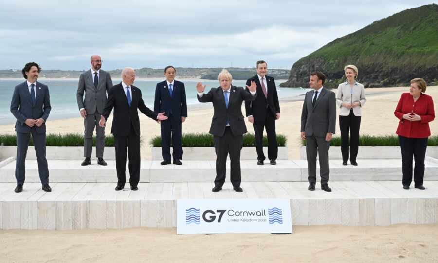 Французские читатели Le Figaro осудили G7 за обвинения в адрес России