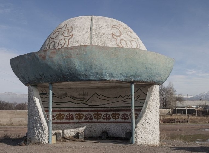 Красота народных традиций нашла свое отражение и в оформлении автобусной остановки возле города Балыкчы (Кыргызстан). © Christopher Herwig.