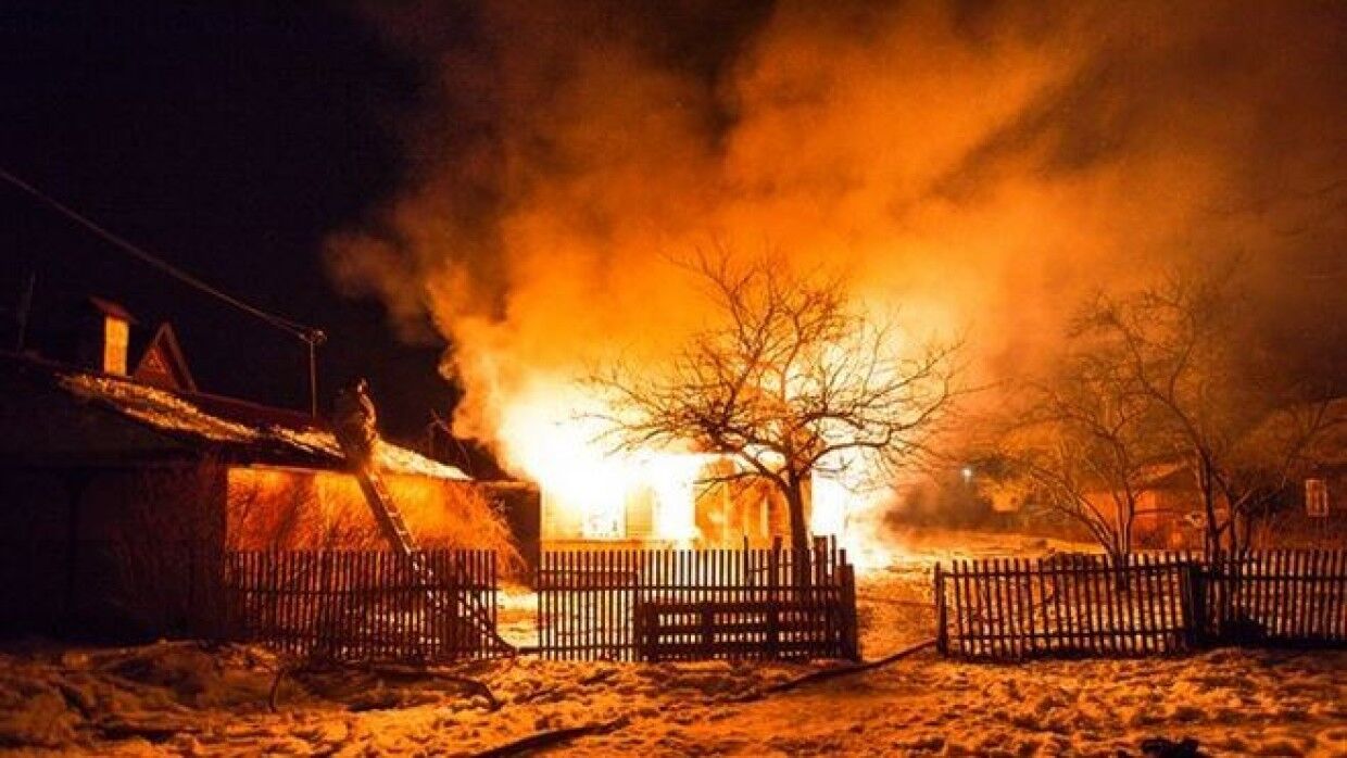 Дом, баня и гараж загорелись в городе Поронайске на Сахалине