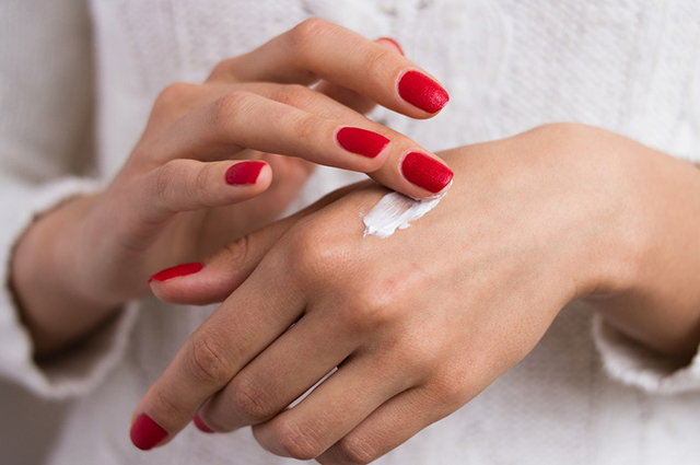 Инъекции, лазеры, пилинги: как ухаживать за руками зимой Инъекции, лазеры, пилинги: как ухаживать за руками зимой новости красоты