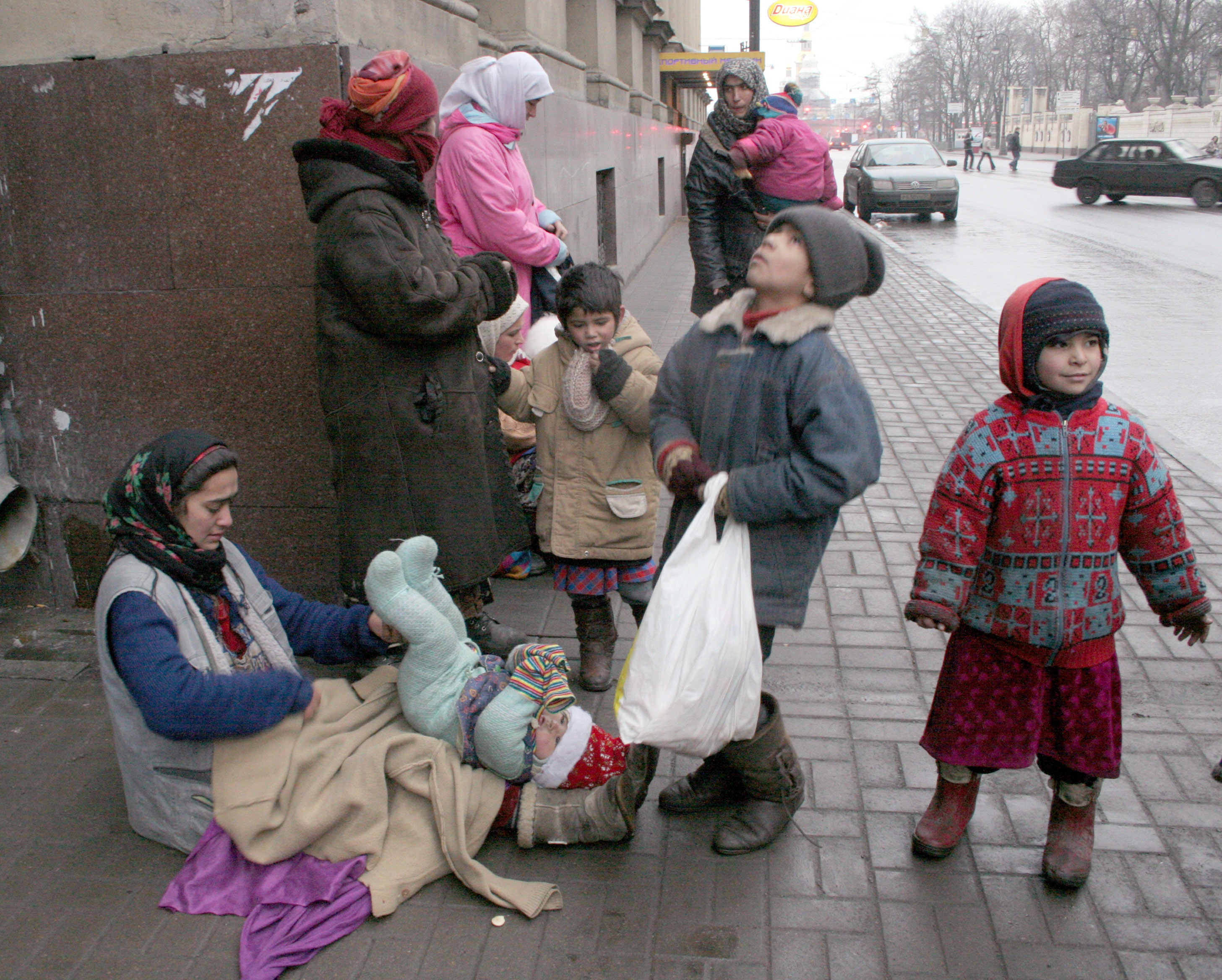 Таджикский санкт петербург. Цыганские дети. Цыганские дети попрошайки. Цыганские дети зимой.