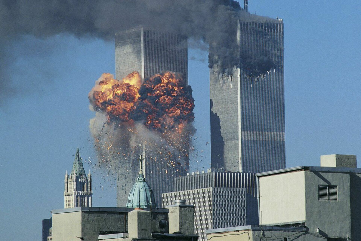 Как не цинично звучит, но теракты 11 сентября здорово отвлекли американские силы от добивания России. Более того, наша страна вновь понадобилась англо-саксам в качестве союзника-попутчика