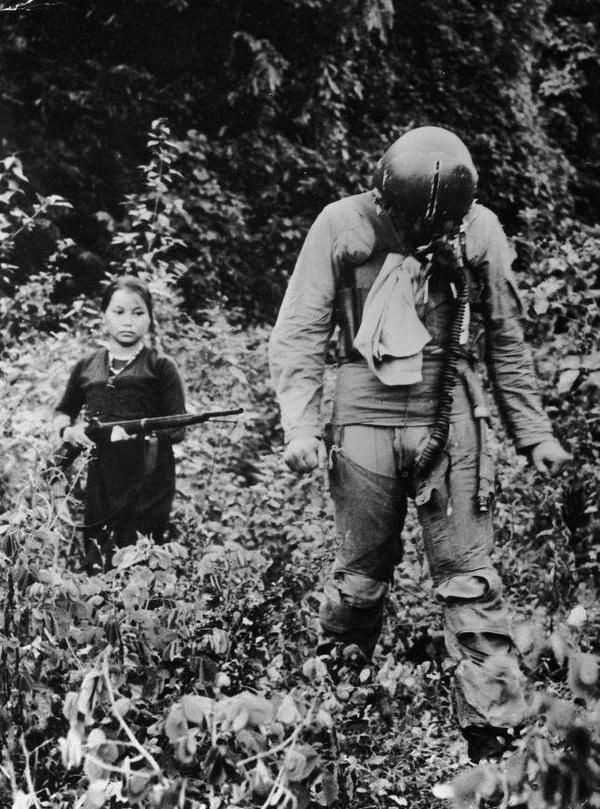 Лейтенант ВВС США в плену у юной вьетнамской девочки. Вьетнамская война, 1967 год. история, факты, фото