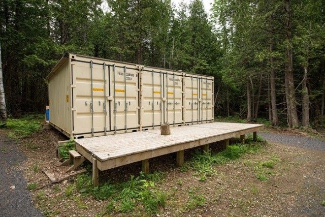 Дом из контейнеров в канадском лесу (6 фото) Дом из контейнеров в канадском лесу (6 фото)