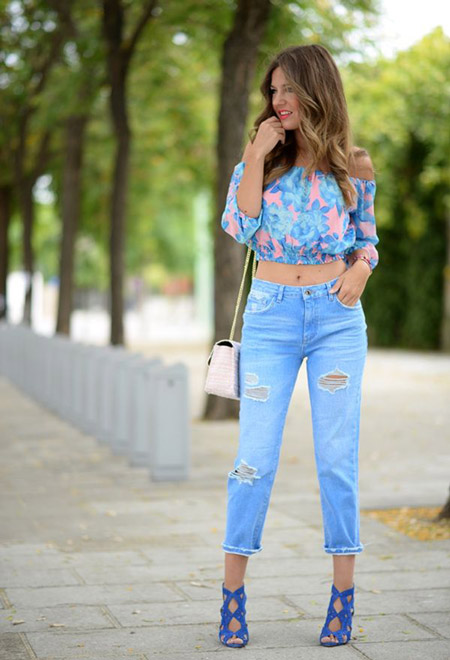 Девушка в синих босоножках и джинсах