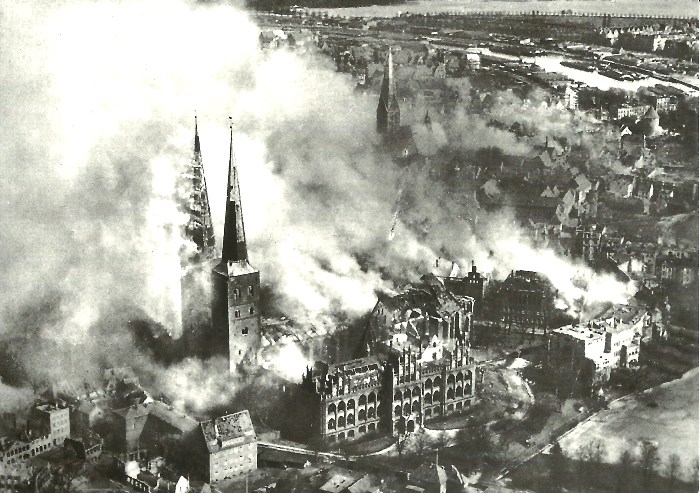 Пылающий после бомбежек Любек, 1942 год. /Фото: kerrytravels.co.za