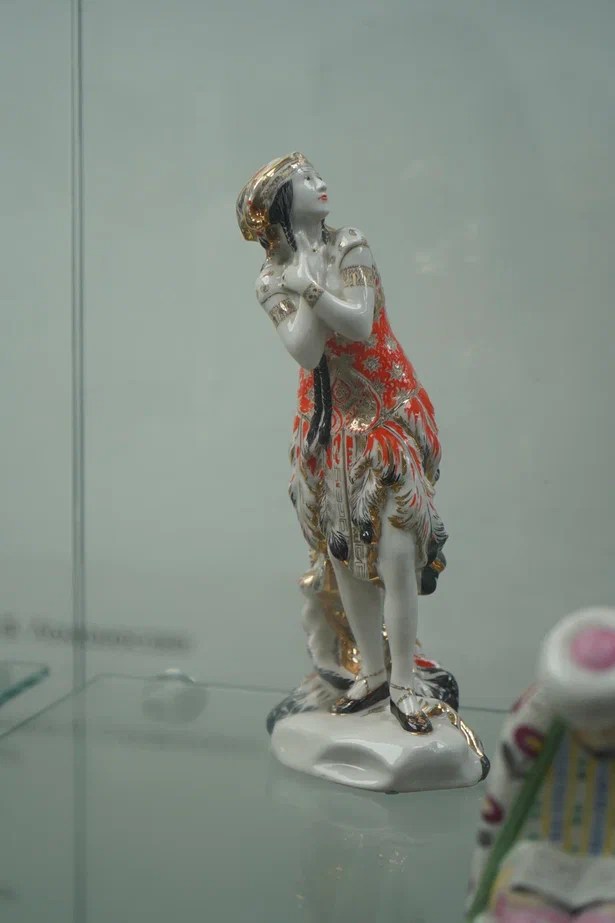 Шедевр «Жар-птица», маленькая копия балерины  Тамары Карсавиной, представлена  в экспозиции Рязанского художественного музея