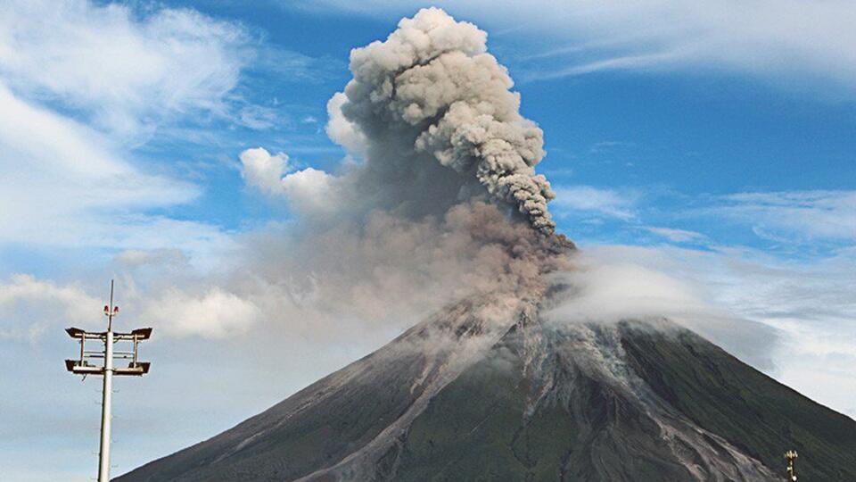 Курильский вулкан Эбеко выбросил пепел на высоту 3 километра