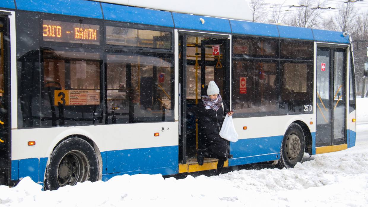 Легковушка снесла столб после столкновения с троллейбусом на севере Петербурга