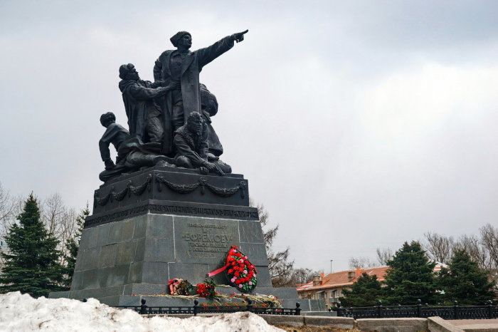 Памятник отважному генералу Ефремову на главной площади Вязьмы./Фото: fotokto.ru