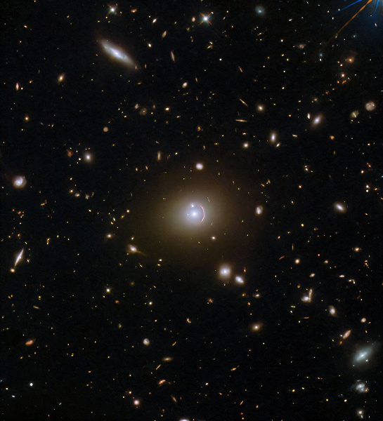 NASA показало кольцо Эйнштейна из трёх галактик, одна из них — в 19,5 млрд световых лет от Земли