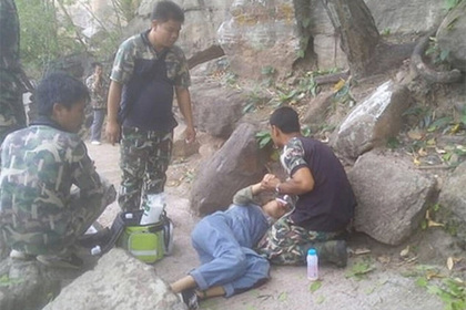 Муж столкнул беременную жену со скалы в попытке присвоить деньги и просчитался