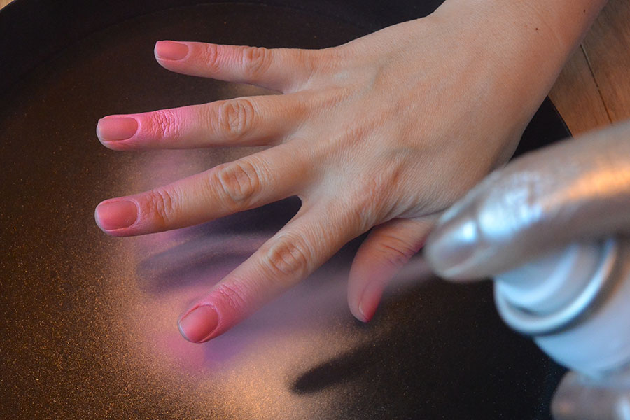 She paints her nails. Окрашивание ногтей фукорцином. Окрашивание ногтей спреем. Маникюр из баллончика. Красить ногти баллончиком.