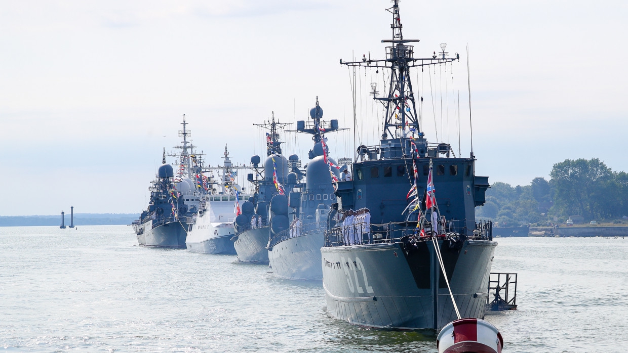 Морской парад ко Дню ВМФ прошел во Владивостоке