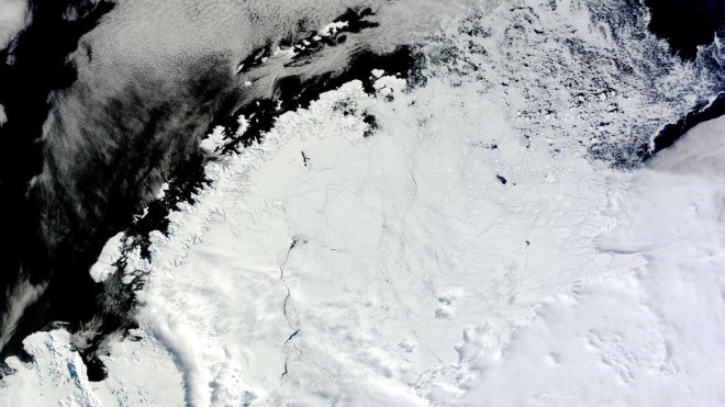Антарктическая бездна во льду появилась внезапно. Площадь дыры 90 тысяч километров