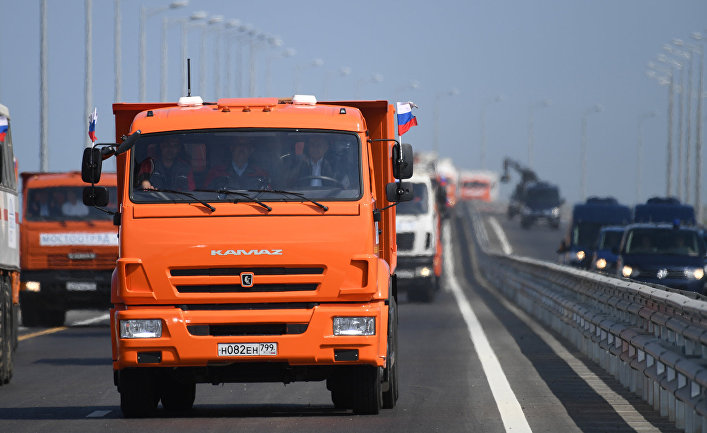 Президент РФ Владимир Путин за рулем автомобиля "КамАЗ" во время открытия автомобильной части Крымского моста. 15 мая 2018