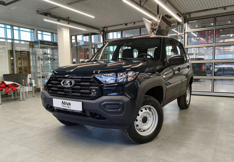 Так выглядит самая дешевая Lada Niva Travel с новым мотором: внедорожник за 1,39 млн рублей показали на живых фото