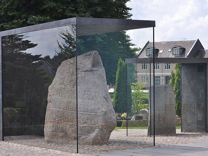 «У нас самообслуживание»: кости, руны, Таро и кофе 