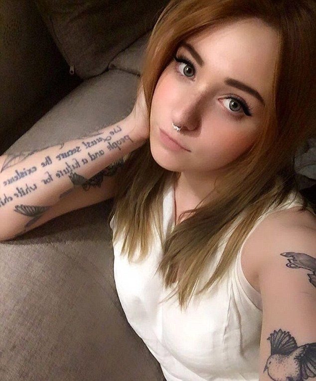 Еще одна 20-летняя фанатка с татуировкой "White power" ("Белая сила") на руке группировка, девушка, россия, ультрас