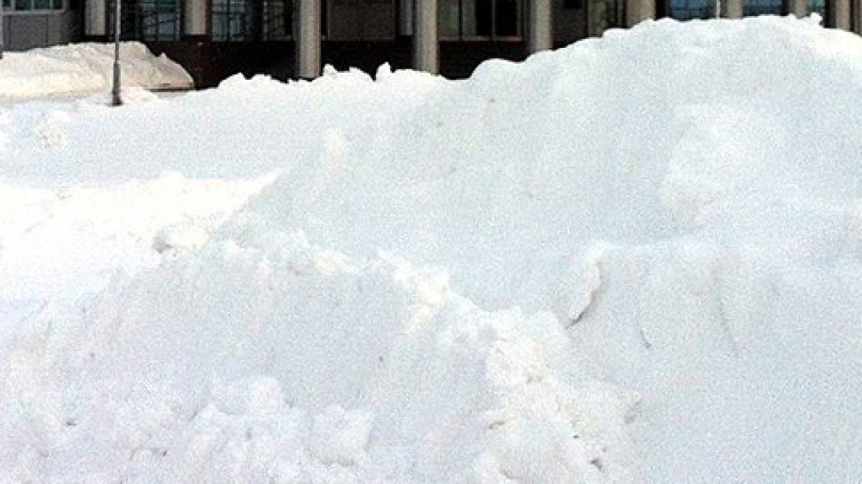 Жители дома в Салехарде с начала зимы не могут добиться уборки сугробов