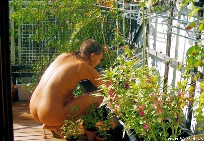 известный как World Naked Gardening Day ("Всемирный день голого садово...